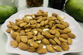Ăn các loại trái cây, hạt và quả hạnh khô này để giảm cholesterol