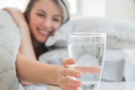 Uống quá nhiều nước trước khi ngủ: Thói quen sai lầm phá hoại sức khỏe tổng thể