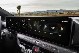 Không cần bỏ tiền tỉ, tài xế Việt vẫn được hưởng 10 tính năng xe sang này