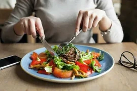 Ăn tối sau 8 giờ đêm: Thói quen hủy hoại sức khỏe mà bạn đang mắc phải?