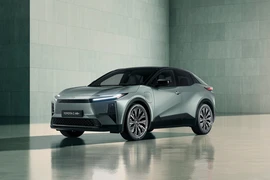 Mẫu SUV 'anh em" với bZ4X chốt giá 1,2 tỉ đồng: Toyota chơi lớn?'