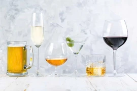 Sức khỏe mùa Tết: Uống bia hay rượu vang để giảm gánh nặng cho gan?
