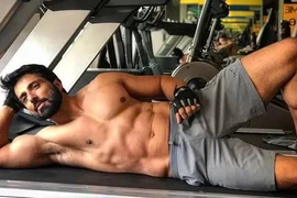 Bí quyết giữ dáng và tập luyện của tài tử Sonu Sood ở tuổi 52