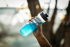 Tác hại khi uống quá nhiều chất điện giải và cách bù nước đúng cách