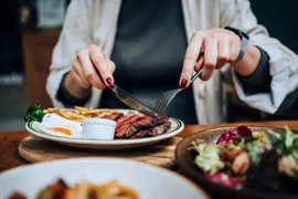 Nên ăn tối lúc mấy giờ để tốt cho sức khỏe?