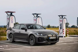​Vì sao mẫu xe điện bán chạy nhất của BMW sắp bị khai tử?