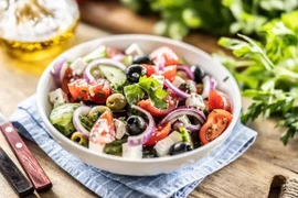 Ăn salad trộn thêm gì để no lâu? 7 loại topping giàu protein