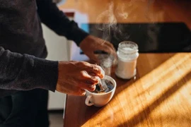 Chuyện gì thực sự xảy ra với bộ não khi bạn uống cà phê vào mỗi buổi sáng?
