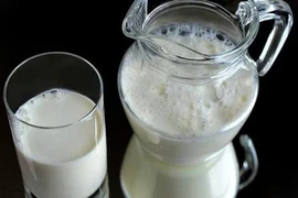 Có nên uống sữa ấm trước khi đi ngủ để ngủ ngon hơn?