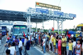 Đường xuống cấp phải dừng thu phí