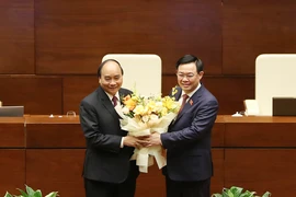 Chủ tịch Quốc hội Vương Đình Huệ tặng hoa ông Nguyễn Xuân Phúc. Ảnh: CTV