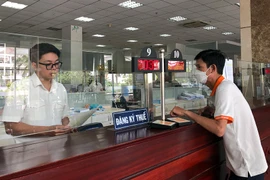 Người dân đến đăng ký thuế tại TP HCM. Ảnh: QUANG HUY