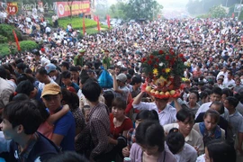Kinh hoàng hàng nghìn du khách đạp rừng đến Đền Hùng