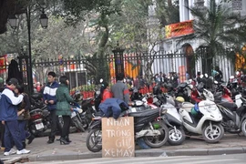 “Phí chồng phí”, bắt dân đóng rồi gửi ngân hàng lấy lãi?