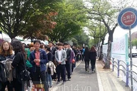 Hàng ngàn người xếp hàng chờ viếng các nạn nhân chìm phà Sewol