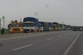 Tài xế xe tải liều lĩnh ép CSGT, ồ ạt vượt trạm