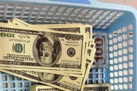 Bị bắt vì mang trái phép 60.000 USD qua sân bay