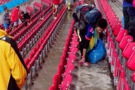 World Cup 2014: dân mạng ngưỡng mộ hành động nhặt rác của CĐV Nhật
