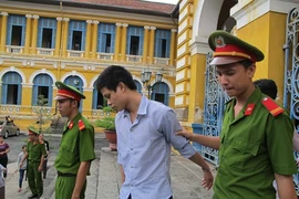 Bạn gái dễ dãi làm bạn trai đi tù vì tội... hiếp dâm trẻ em