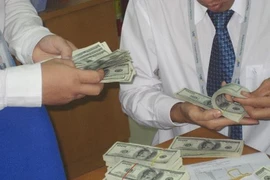 Nhu cầu vay USD bất ngờ tăng vọt