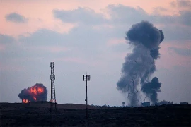 Israel không kích đẫm máu, ồ ạt vào Dải Gaza