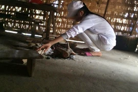 Khai quật bào thai để điều tra thủ phạm hiếp dâm thiếu nữ