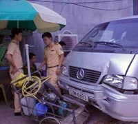 Đang đi bộ trên vỉa hè, một phụ nữ bị ô tô tông trọng thương