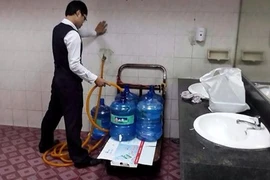 Sân bay Tân Sơn Nhất giải thích việc lấy nước từ toilet cho vào bình nước khoáng