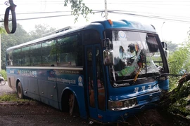 Xe chở khách đi chùa bị tai nạn, 45 hành khách hoảng loạn