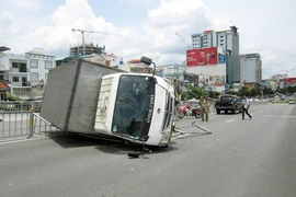 Xe tải lật nhào trên cầu vượt bằng thép