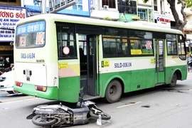 Người phụ nữ bị xe buýt cán nát chân