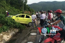 Đứng chờ chồng đi vệ sinh bên đường, vợ bị ô tô tông nguy kịch