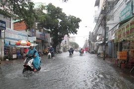 Mưa lớn nhiều tuyến đường ngập như sông