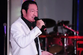 Nguyễn Chánh Tín lịch lãm tái ngộ khán giả trên sân khấu ca nhạc