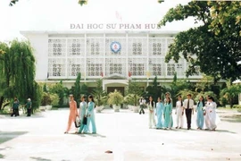 Không có chuyện ngưng tuyển giáo viên