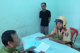 Táo tợn dùng dao lam rạch cổ cướp điện thoại rồi… thản nhiên đi bộ