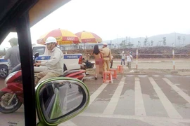 Sốc: Bị lập biên bản, 'thiếu nữ' lăng mạ và... lột quần áo trước mặt CSGT