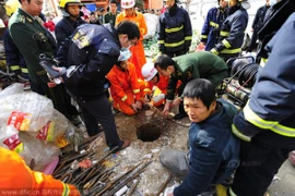 Hi hữu: Mắc kẹt vì nhảy xuống giếng chỉ rộng... 40cm để tự sát