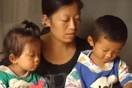 Rao bán con trai để kiếm tiền chữa bệnh cho con gái
