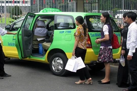 Dịch vụ đi chung taxi đường dài kín chỗ dịp Tết