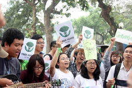 Người Hà Nội bày tỏ tình yêu cây xanh 