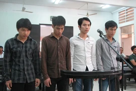 Cả đám vào tù vì kéo nhau đi giải vây cho bạn gái