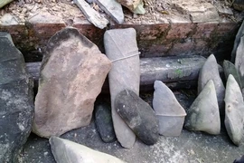 Phát hiện bộ đàn đá cổ tuyệt đẹp khi đào hồ nuôi cá