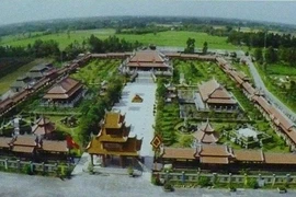 Bí ẩn đại gia bỏ 300 tỷ xây 'cố đô Huế' giữa Tây Nam bộ