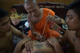 Rùng mình cảnh xăm ma thuật của người Thái
