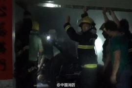 Người lính cứu hỏa hy sinh thân mình để cứu em bé 2 tuổi