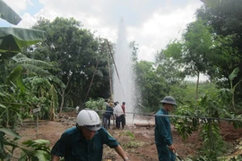 Tiến hành “khóa” giếng nước phun tự nhiên như vòi rồng
