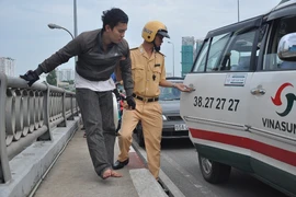 Thiếu úy CSGT tận tình giúp đỡ người bị tai nạn