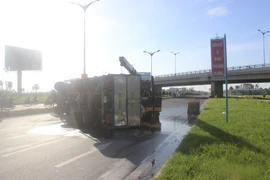 Xe chở hóa chất bị lật, giao thông ách tắc cả tiếng đồng hồ