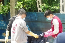 Chùm ảnh: Tỉ mỉ dò tìm vật chứng tại hiện trường vụ thảm sát